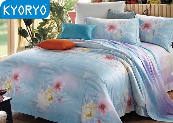 Κομψά σύνολα κλινοστρωμνής κάλυψης παπλωμάτων για την εποχή Sping και καλοκαιριού, κορίτσια που τοποθετεί τα σύνολα στο κρεβάτι