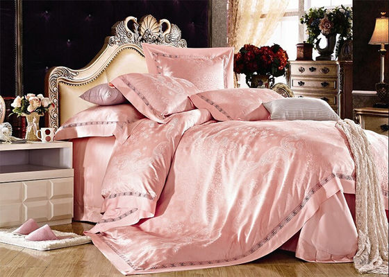 La lettiera di seta del raso elegante rosso mette la lamiera piana della bella federa della biancheria da letto